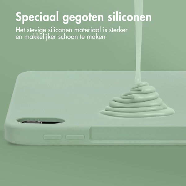 Accezz Liquid Silicone Backcover met penhouder iPad Air 11 inch (2024) M2 / Air 5 (2022) / Air 4 (2020) - Lichtgroen