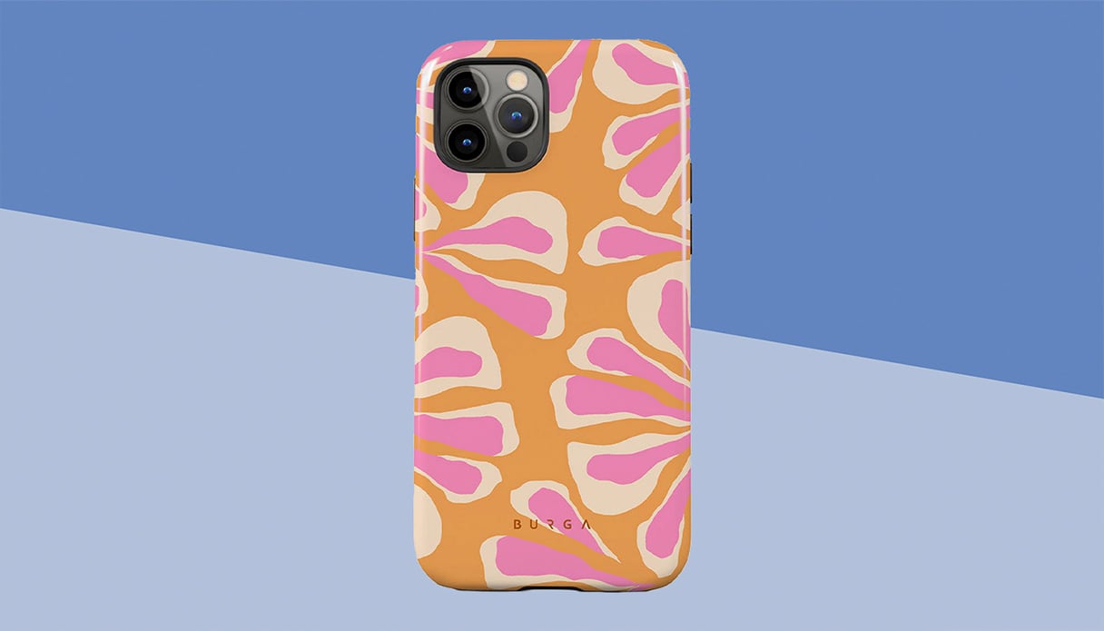 Een iPhone met een backcover, de hoes heeft een bloemenprint.