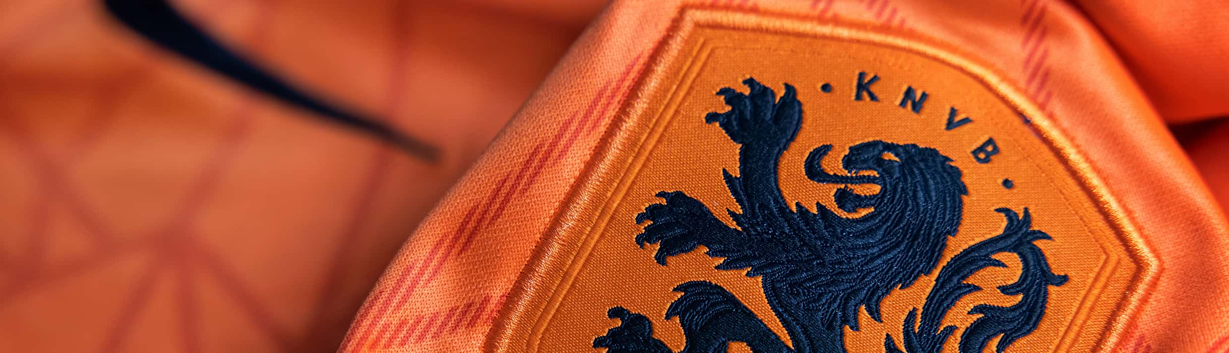 Oranje EK elftal wedstrijd thuis shirt, rechts op de borst is de Oranje Leeuw te zien en het logo van KNVB.