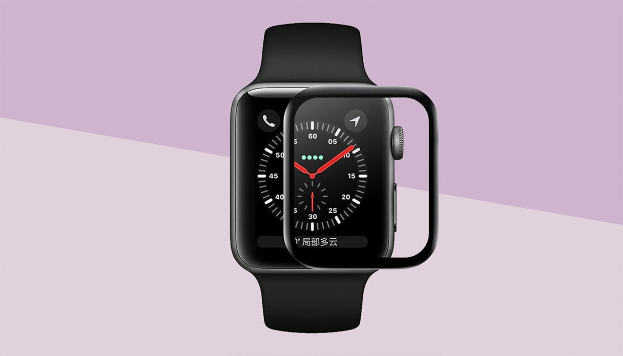 Een Apple Watch met een screenprotector, de achtergrond is paars.