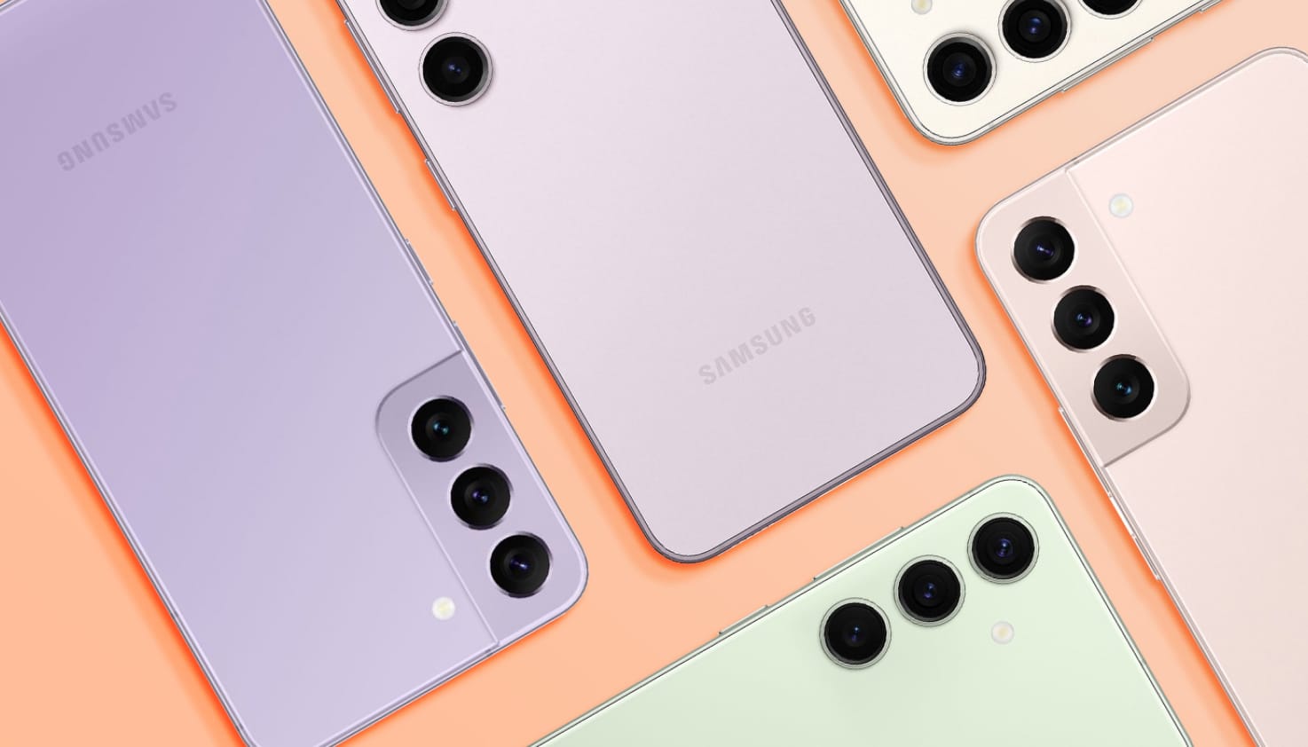 Verschillende kleuren en modellen Samsung-smartphones op een oranje achtergrond. Ze liggen met de achterkant naar boven, dus je ziet de lenzen en Samsung-logo's.