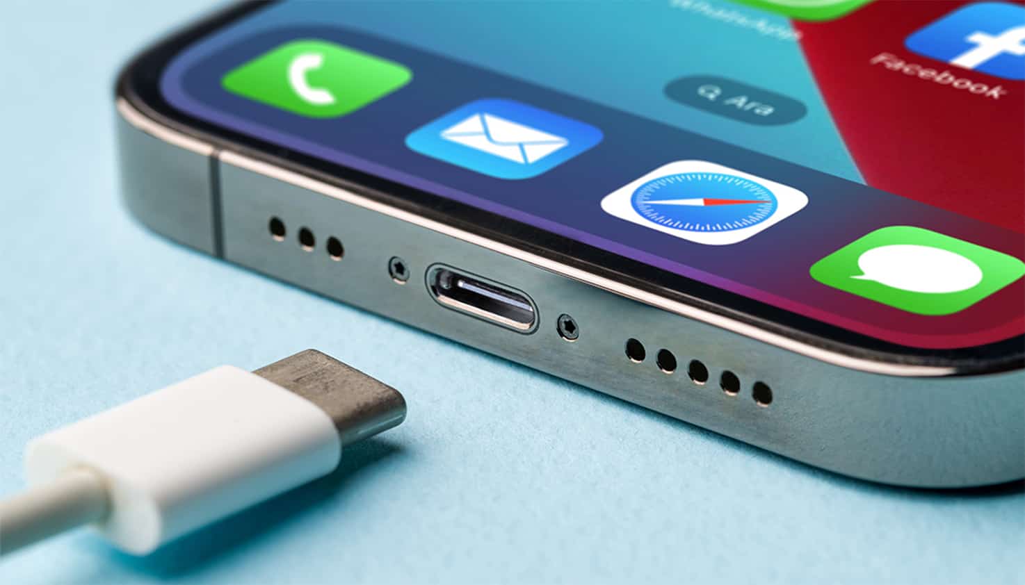 Er wordt ingezoomd op de iPhone-poort waar de USB-C oplaadkabel voor nodig is.