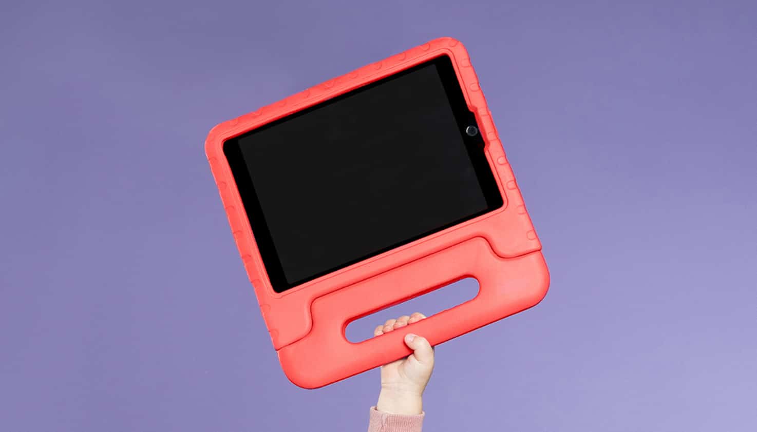 Kind houdt kidsproof tablethoes vast met haar handje.