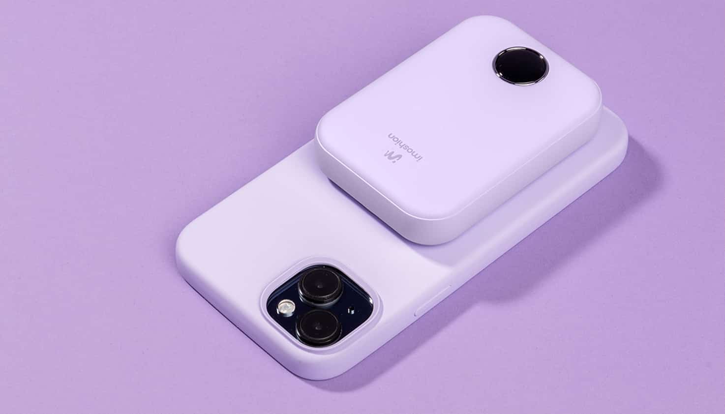 Een roze MagSafe powerbank op een iPhone 15 Pro, de achtergrond is lichtblauw.