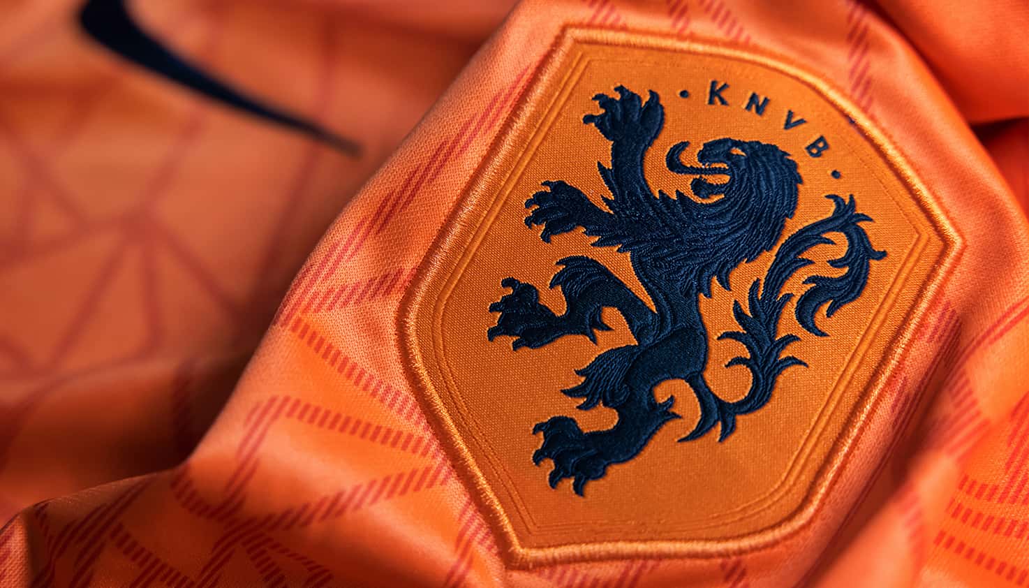 Oranje EK elftal wedstrijd thuis shirt, rechts op de borst is de Oranje Leeuw te zien en het logo van KNVB.