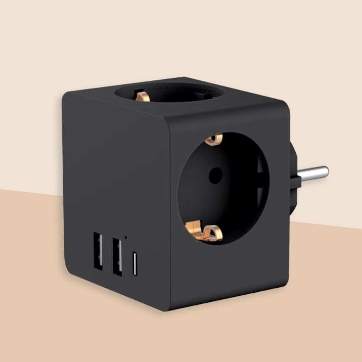 Zwarte PowerCube met stopcontacten en USB-poorten.