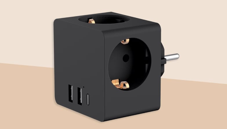 Zwarte PowerCube met stopcontacten en USB-poorten.