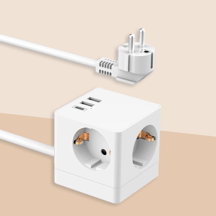 Witte Accezz PowerCube Strip met stopcontacten, USB-poorten en verlengsnoer.