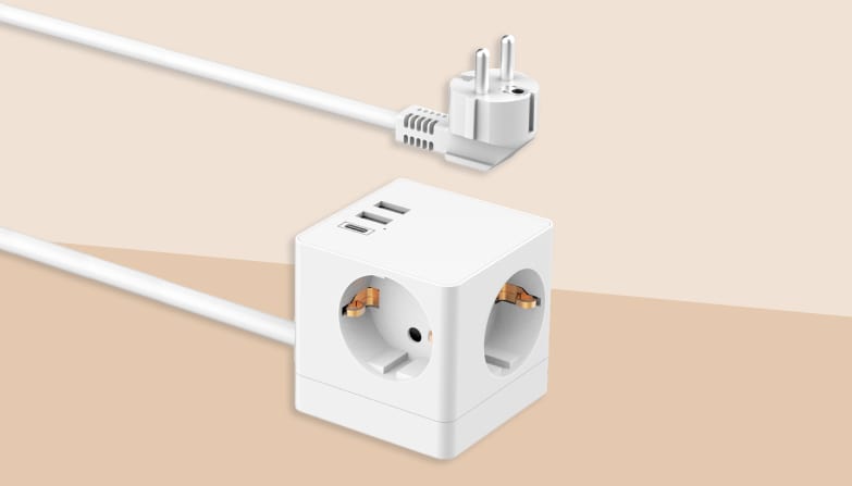 Witte Accezz PowerCube Strip met stopcontacten, USB-poorten en verlengsnoer.