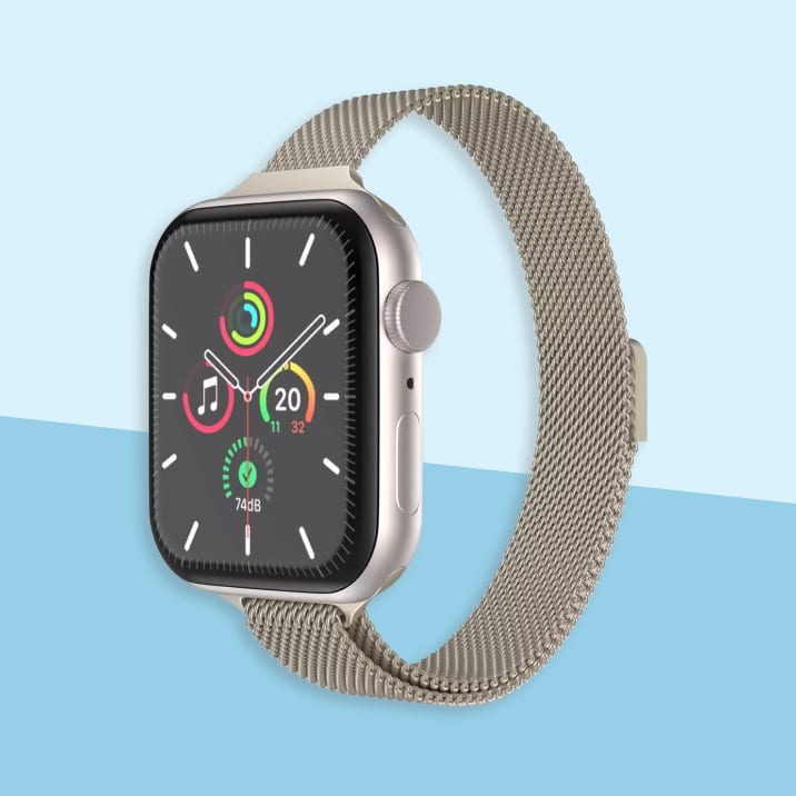 Slanke variant van de milanese horlogeband in champagnekleur op een Apple Watch.