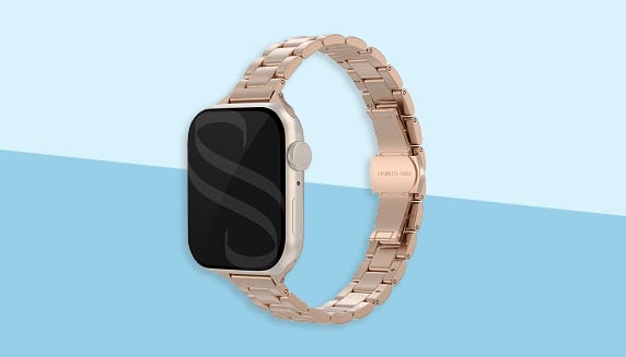 Rosé gouden Slim Steel schakelbandje van Selencia met een Apple Watch in de kleur sterrenlicht.