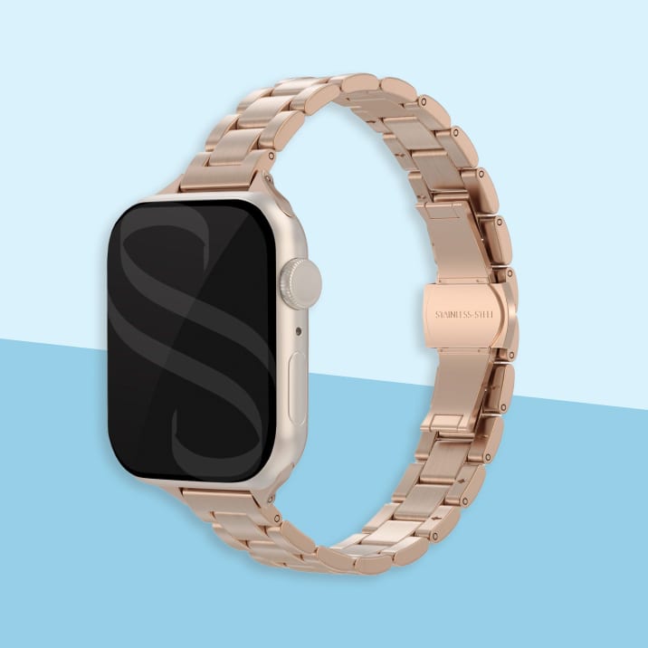 Rosé gouden Slim Steel schakelbandje van Selencia met een Apple Watch in de kleur sterrenlicht.