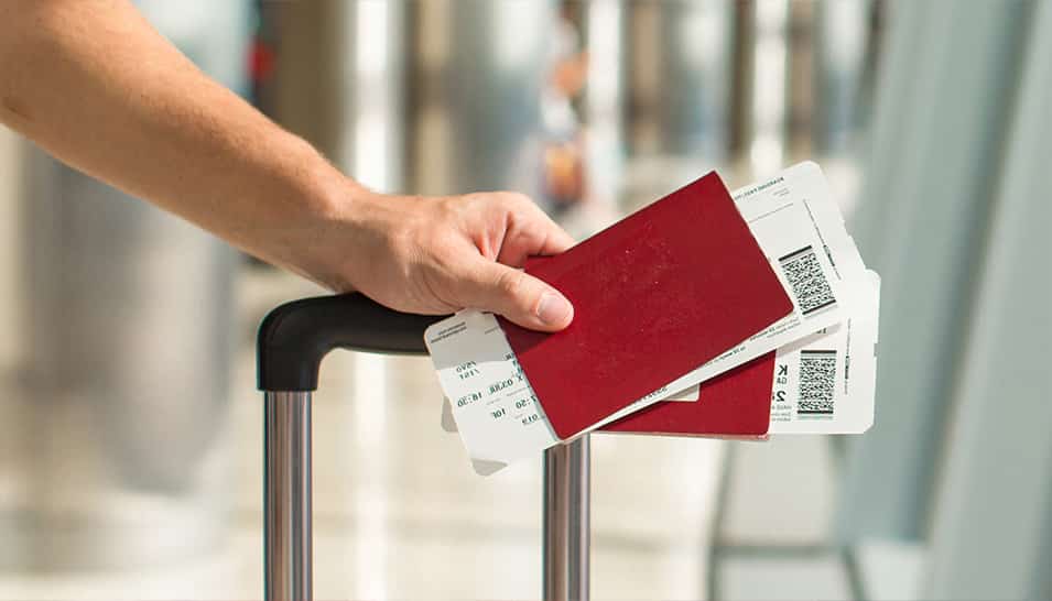 Voordat je het vliegtuig in mag, moet je door de laatste controle en dat is paspoort en boarding pass check.