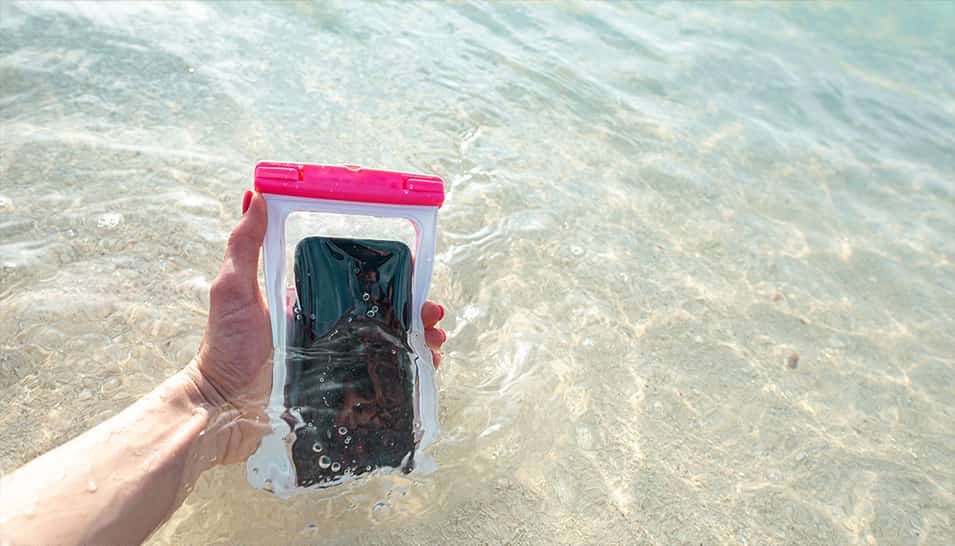 Telefoon is in een waterdicht insteekhoesje gedaan en gaat vervolgens de zee in en de telefoon wordt niet nat.