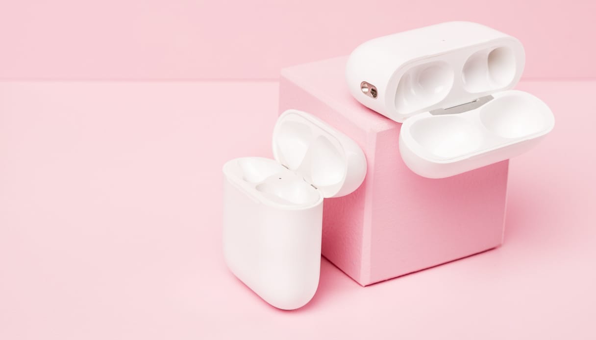 Meerdere lege Apple AirPods Pro oplaadcases liggen open.