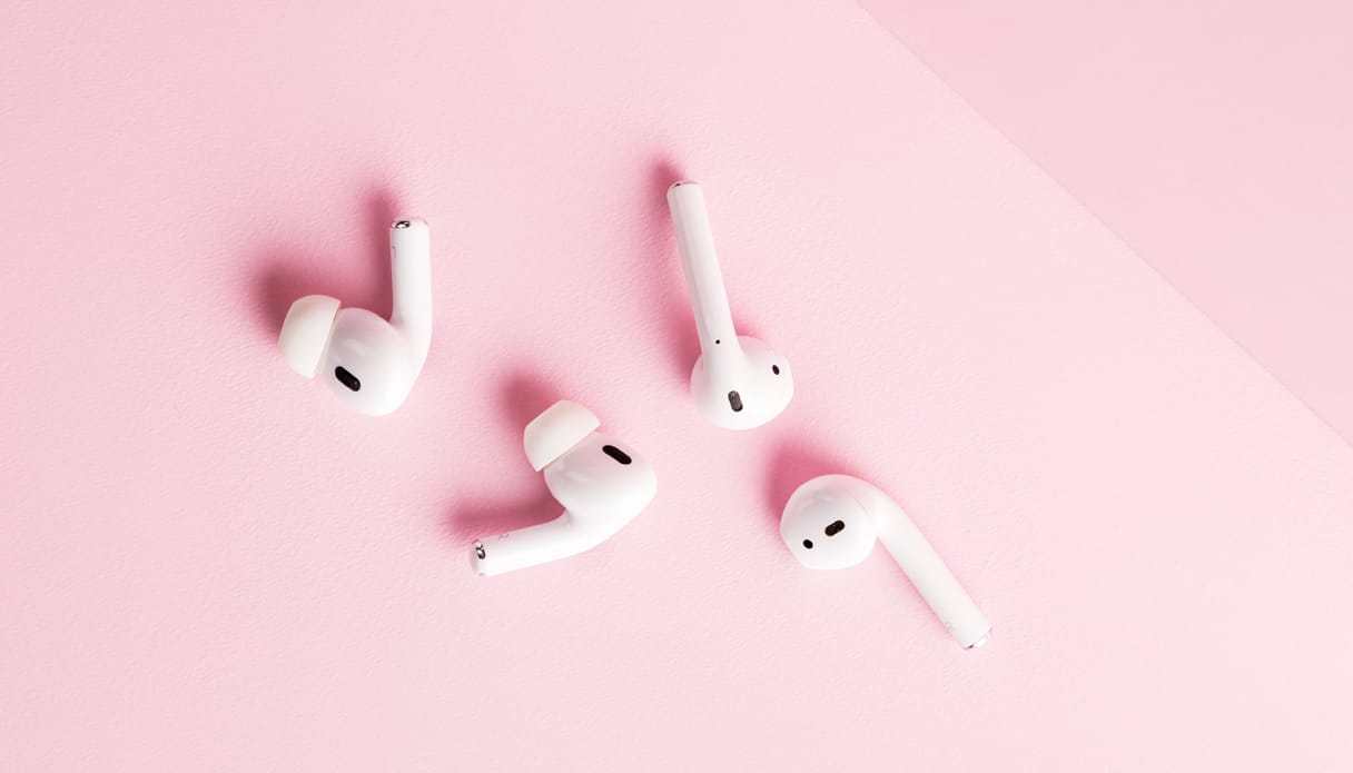 Verzameling van Apple AirPods Pro en Apple AirPods 2e generatie liggen door elkaar.