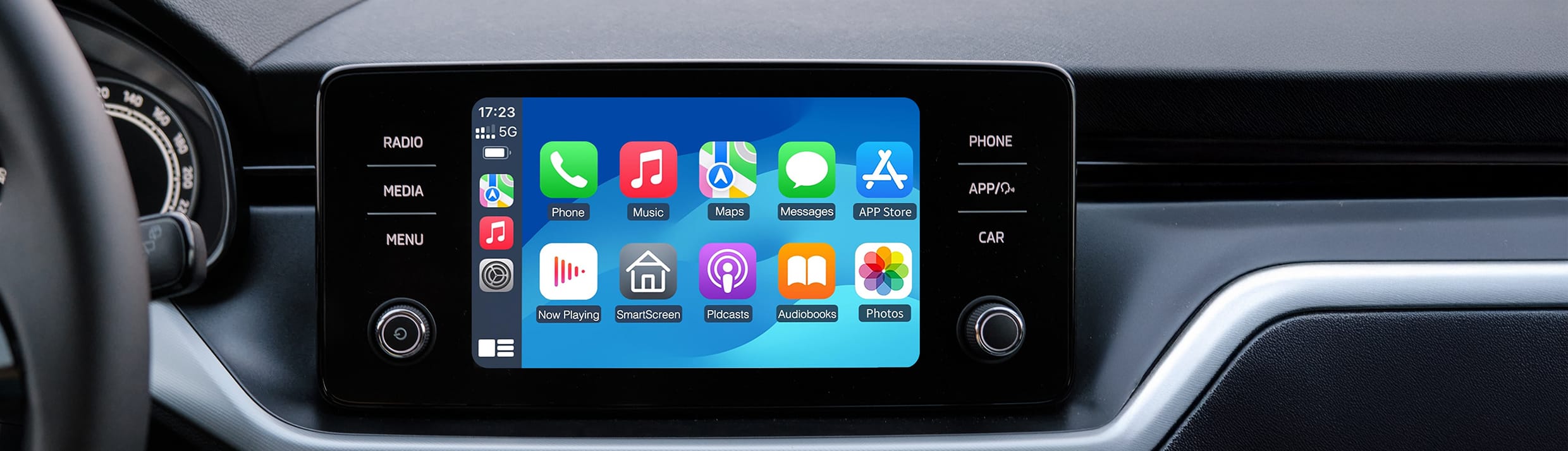 Apple CarPlay en Android Auto is te zien op display van auto.