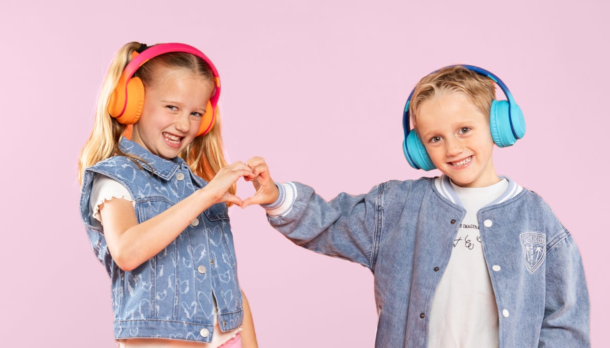 Twee kinderen met de imoshion draadloze kinderkoptelefoons. 