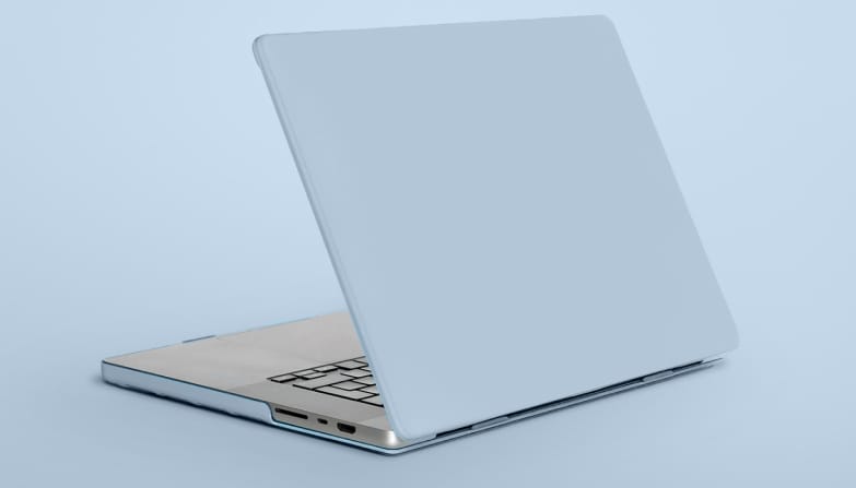 Een Apple MacBook met lichtblauwe laptop cover