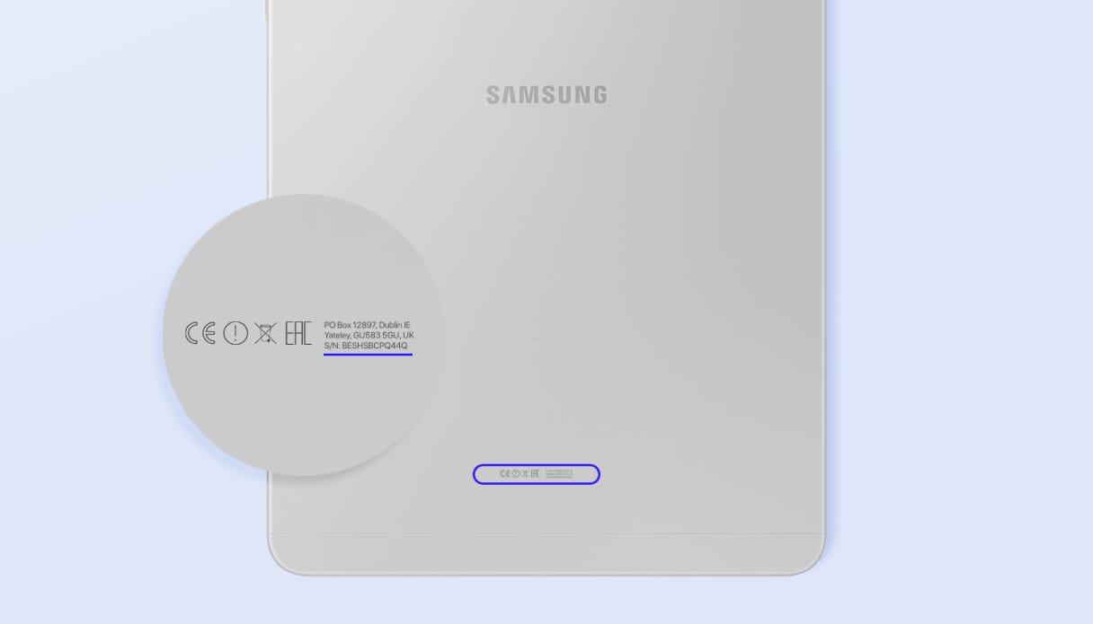 De achterkant van een Samsung tablet met de modelnaam en serienummer.
