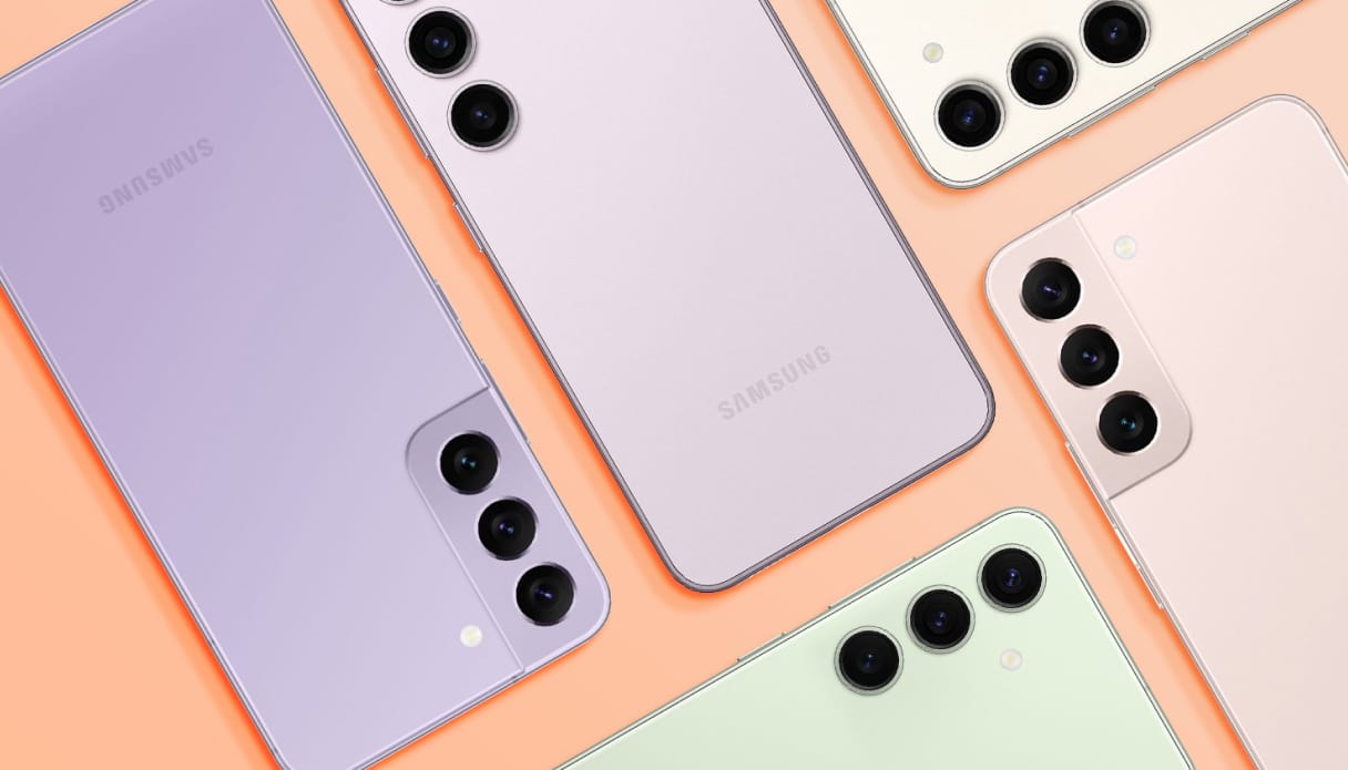 Verschillende kleuren en modellen Samsung-smartphones op een oranje achtergrond. Ze liggen met de achterkant naar boven, dus je ziet de lenzen en Samsung-logo's.