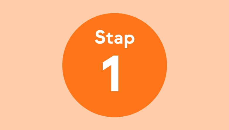 De tekst: "Stap 1" in een oranje cirkel met een lichtoranje achtergrond.