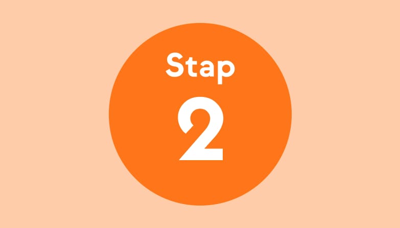 De tekst: "Stap 2" in een oranje cirkel met een lichtoranje achtergrond.