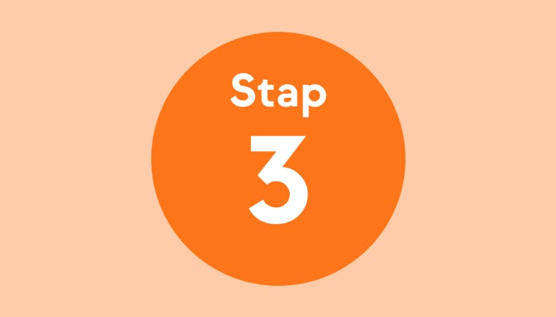 De tekst: "Stap 3" in een oranje cirkel met een lichtoranje achtergrond.