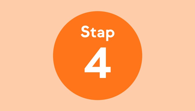 De tekst: "Stap 4" in een oranje cirkel met een lichtoranje achtergrond.