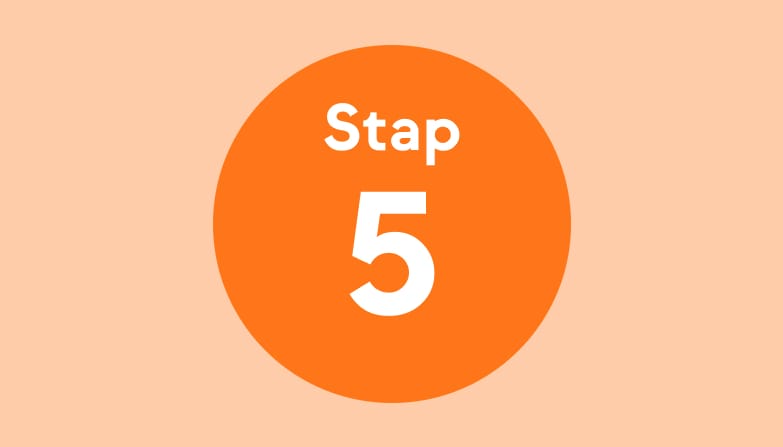 De tekst: "Stap 5" in een oranje cirkel met een lichtoranje achtergrond.