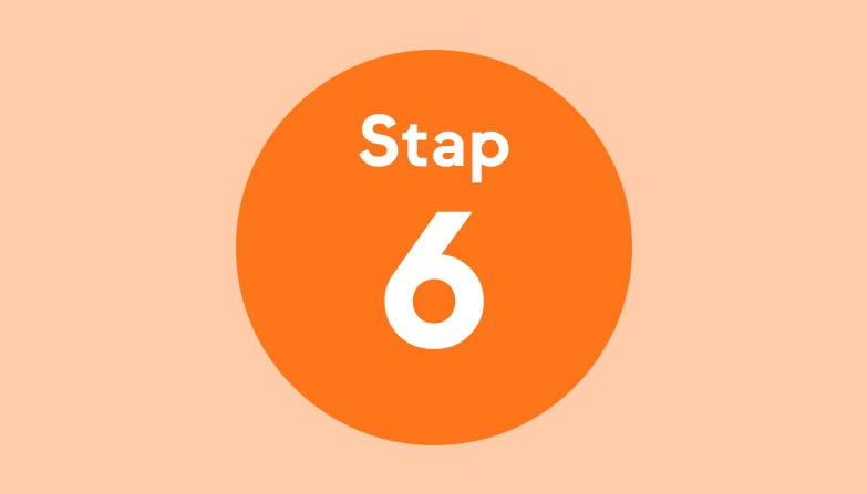 De tekst: "Stap 6" in een oranje cirkel met een lichtoranje achtergrond.