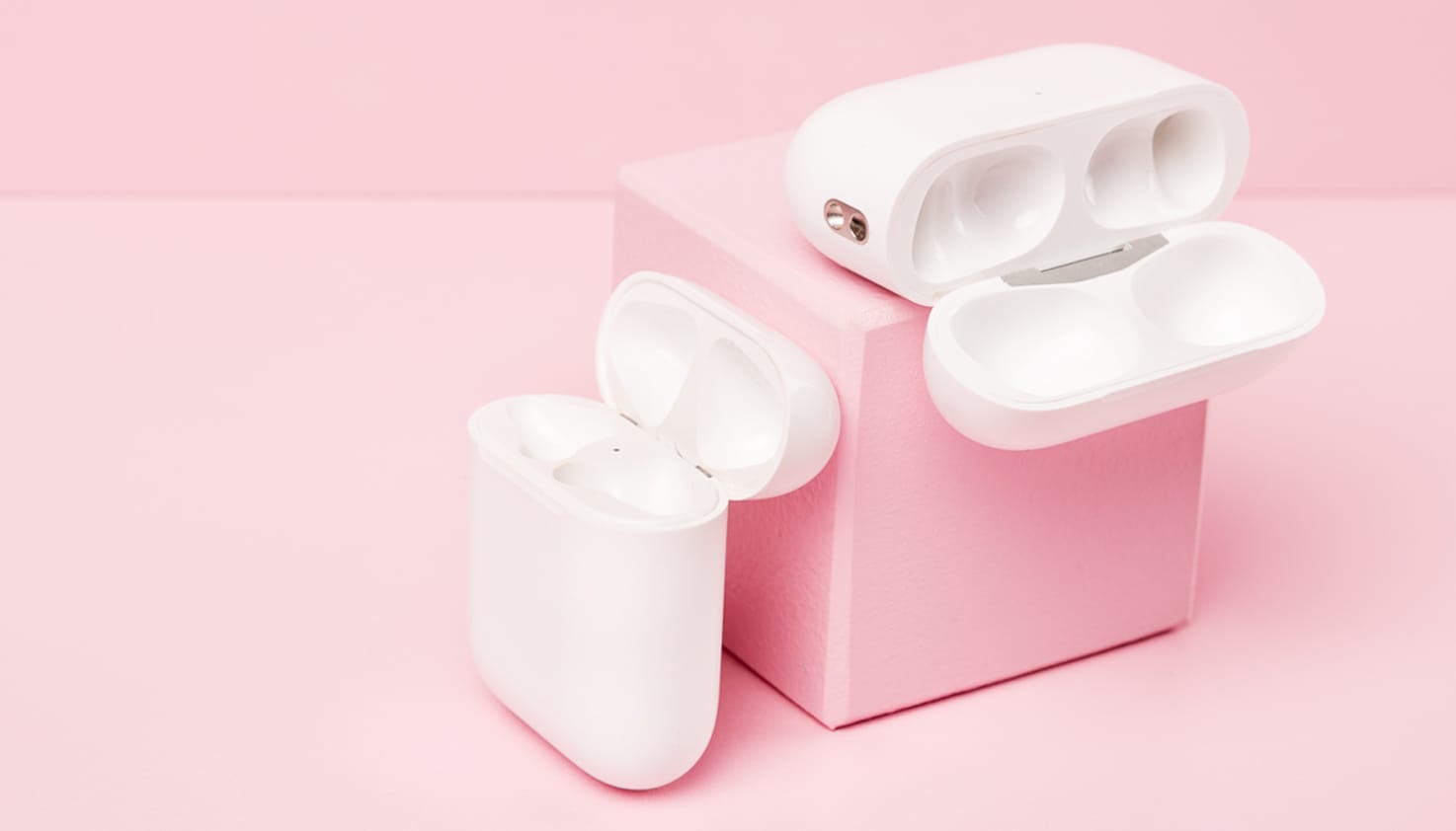 Meerdere lege Apple AirPods Pro oplaadcases liggen open.