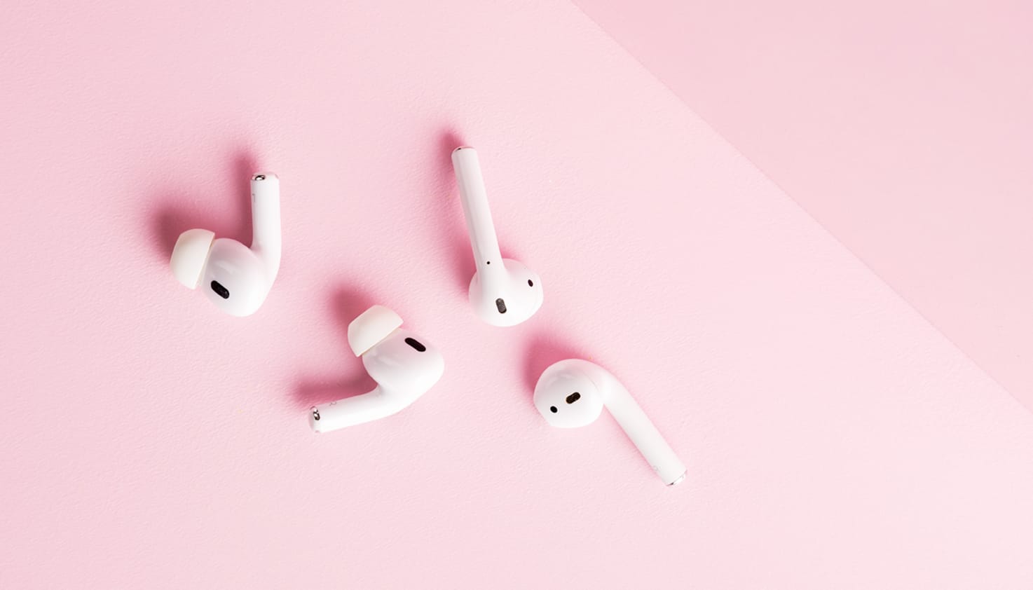 Verzameling van Apple AirPods Pro en Apple AirPods 2e generatie liggen door elkaar.