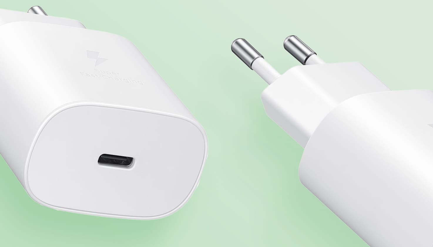 Twee witte snelladers met AC-stekker op een groene achtergrond. Bij één van de laders zie je een USB-C ingang.