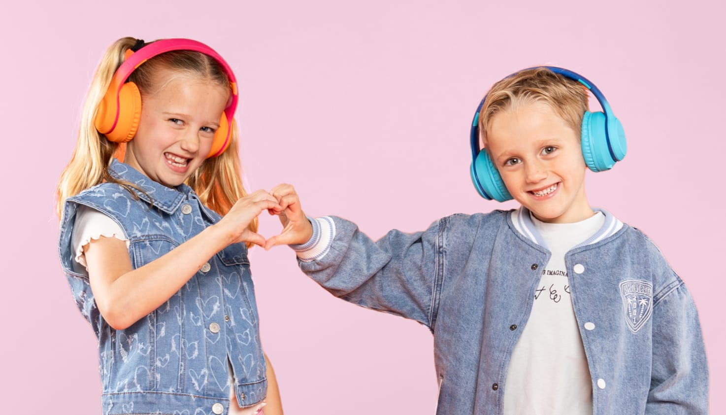 Twee kinderen met de imoshion draadloze kinderkoptelefoons. 